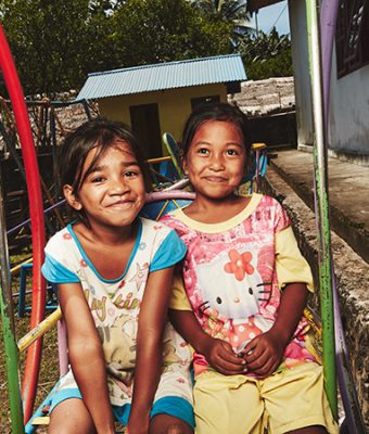 Twee Indonesische meisjes in een riksja.