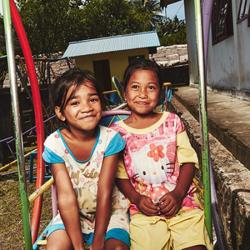 Twee Indonesische meisjes in een riksja.