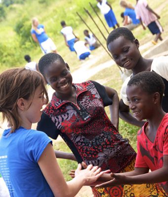 Nederlands meisje speelt met sponsorkind.