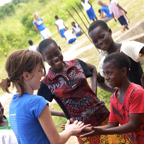 Nederlands meisje speelt met sponsorkind.