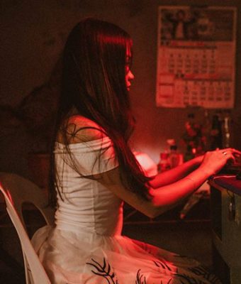 Misje in kamer met rood licht achter computer