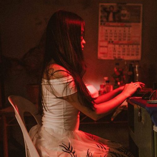 Misje in kamer met rood licht achter computer