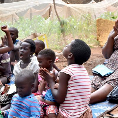 Kinderclub op het project van Marvin in Uganda.