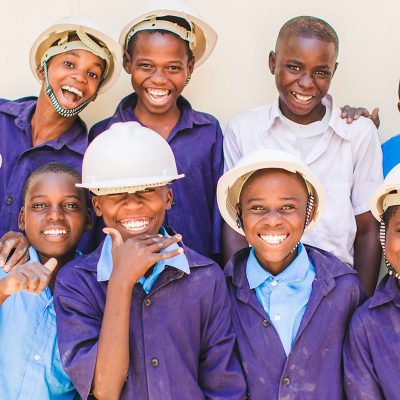 Tanzaniaanse jongens met bouwhelm