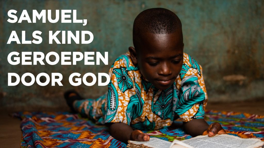 Jongen die liggend de bijbel leest.