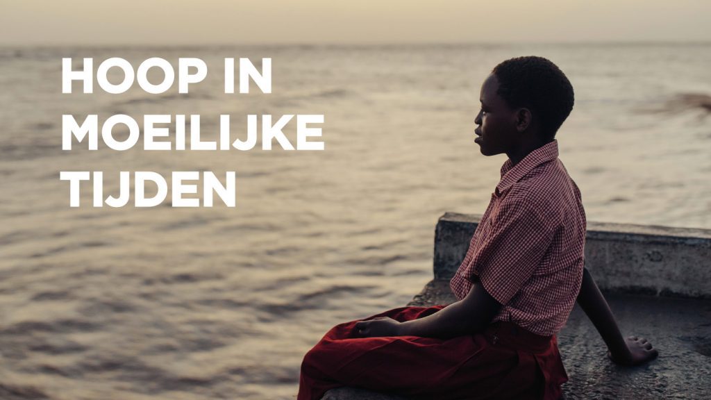 Meisje dat uitkijkt over het water