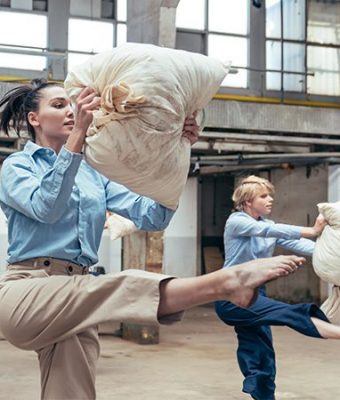 Dansgroep AVIV Dance Company tijdens hun voorstelling 'Care to Carry' in samenwerking met Compassion