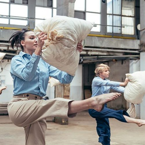 Dansgroep AVIV Dance Company tijdens hun voorstelling 'Care to Carry' in samenwerking met Compassion