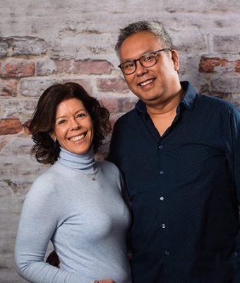 Foto van zangduo Reni en Elisa Krijgsman