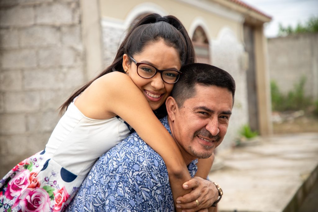 Alfonso met dochter Alison op de rug