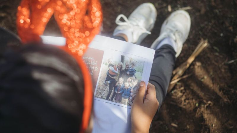 Ayu uit Indonesië bekijkt de foto van haar sponsor