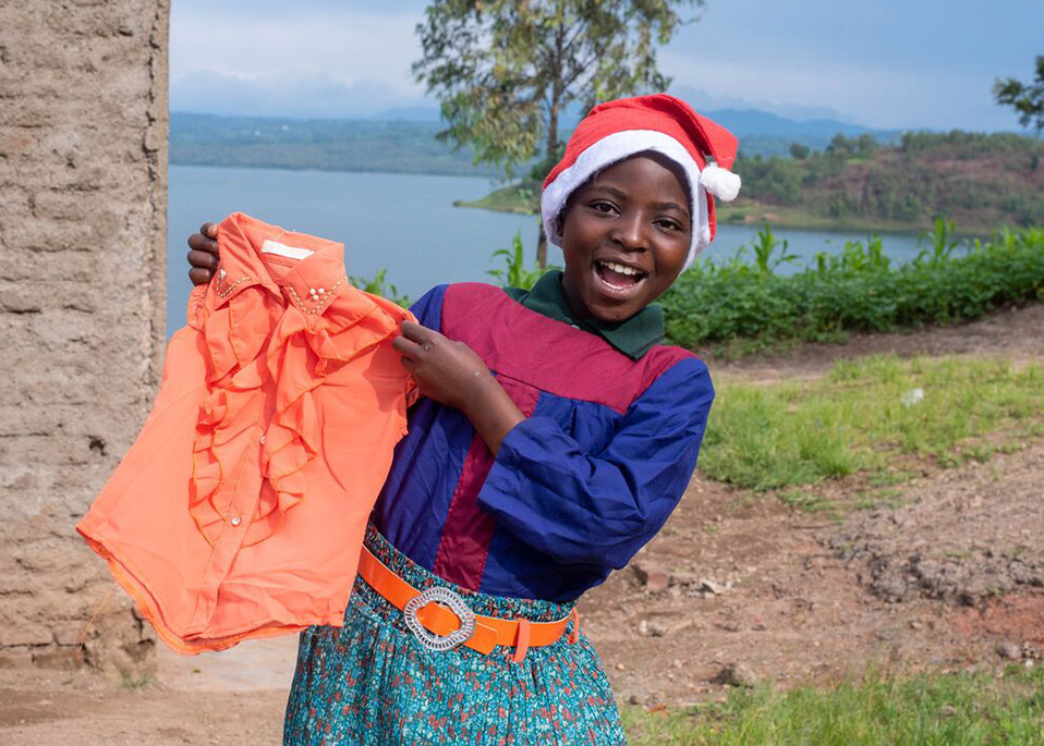 Filette uit Rwanda laat de blouse zien die ze met kerst gekregen heeft