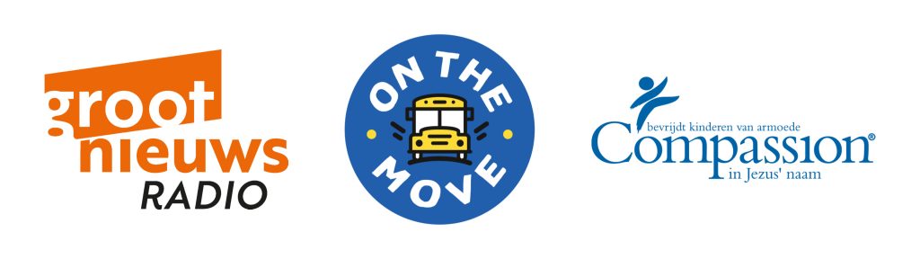 De logo's van Groot Nieuws Radio, Compassion en actieweek On the Move