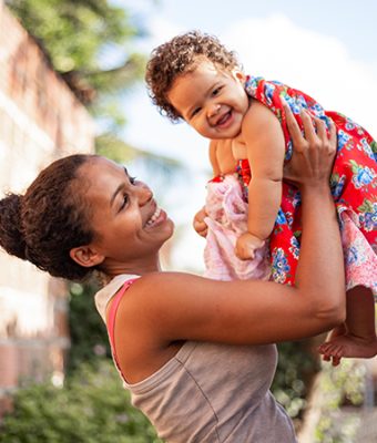 Een moeder en haar baby uit een survival-project in Mexico.