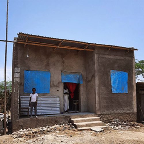 Huizen in Ethiopië worden herbouwd na overstromingen in het regenseizoen.