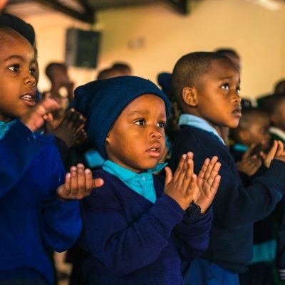 Kinderen in Tanzania klappen in hun handen.