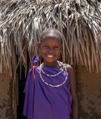 Meisje uit Tanzania lacht.