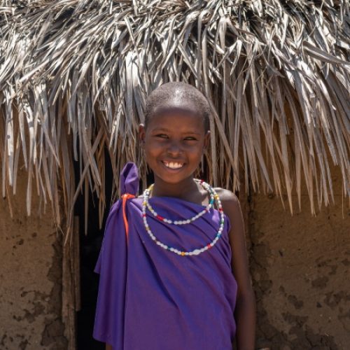 Meisje uit Tanzania lacht.