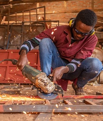 Emanuel uit Tanzania is aan het lassen voor zijn eigen bedrijf.