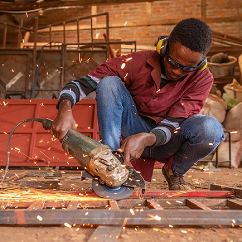 Emanuel uit Tanzania is aan het lassen voor zijn eigen bedrijf.