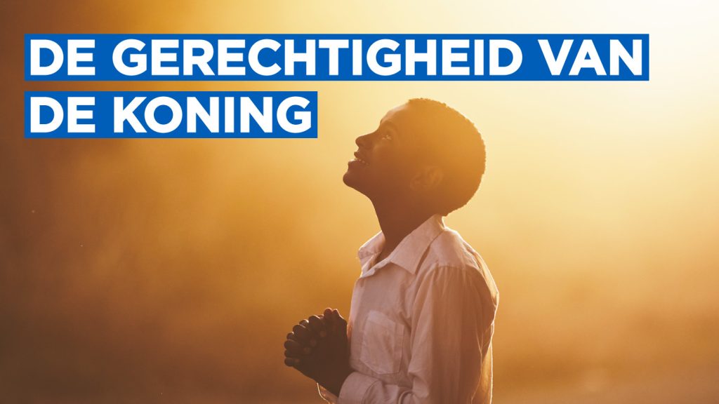 Jongen met gevouwen handen.