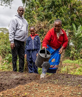 Een gezin in Tanzania verzorgt de gewassen op hun land.