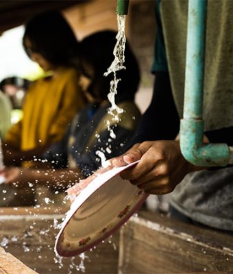 De afwas wordt gedaan op een Compassion-project in Thailand
