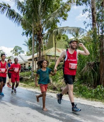 Man rent samen met meisje over de weg.