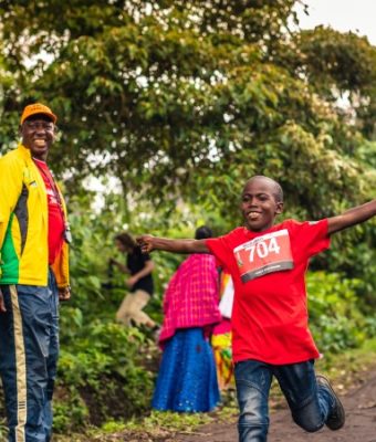 Jongen uit Tanzania rent over de finish.